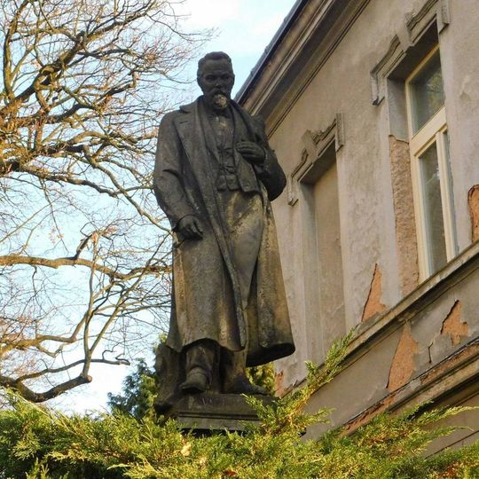 Socha Václava Levého u Sochařsko-kamenické školy v Hořicích