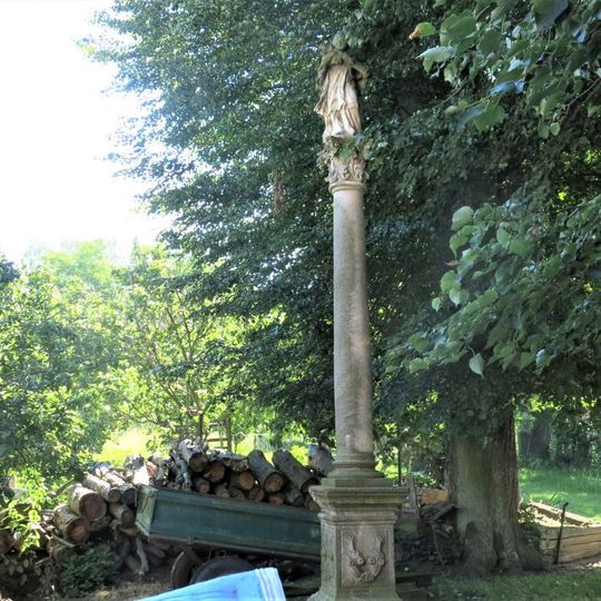 Sloup svatého Jana Nepomuckého za domem 1 v Rašovicích