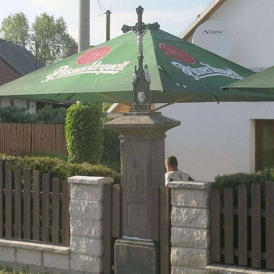 Kříž u restaurace v Tajanově