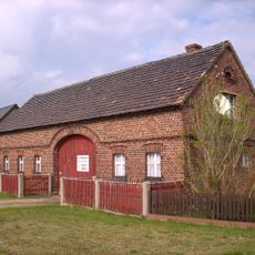 Wohnhaus (mit Durchfahrt) und zwei Seitengebäude eines Bauernhofes Dorfaue 40