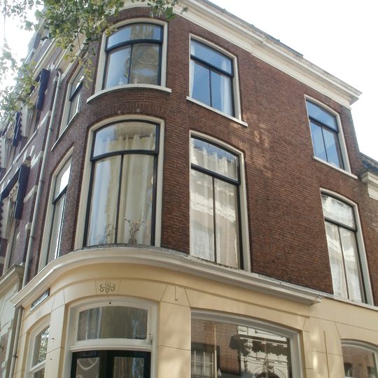 Winkelhuis in neo-classicistische tijl