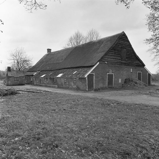 Boerderijtje met zijbaander onder zadeldak