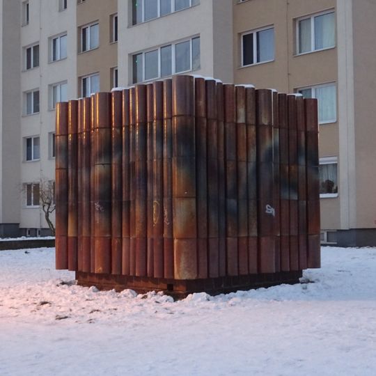 Keramický obklad výdechu garáží v ulici Brandlova v Praze na Chodově