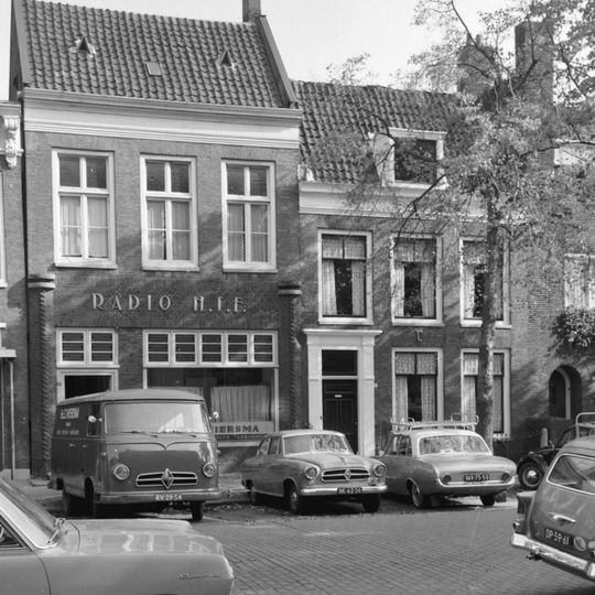 Pand onder dwarsdak met omlijste ingang