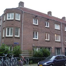 Bouwblok van 80 etagewoningen, gebouwd door Bouwvereeniging Rochdale, blok E fase 2