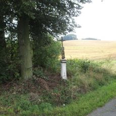 Kříž u silnice nedaleko křižovatky jižně od Petrovic