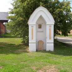 Kaplička v Seničce na okraji obce