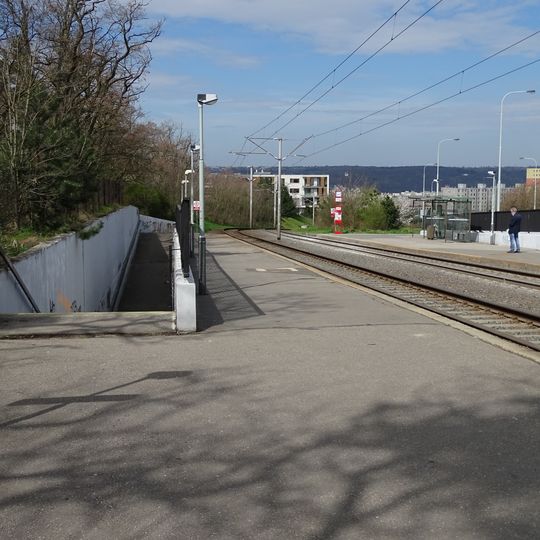 Podchod tramvajové trati v zastávce Sídliště Modřany