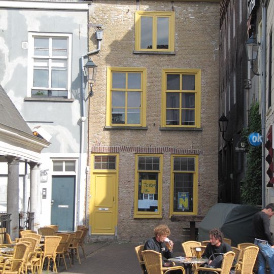 Eenvoudig pand met gepleisterde lijstgevel en schilddak