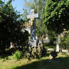 Kamenný kříž u kostela ve Starči