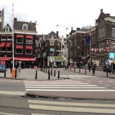 Huis met gevel onder rechte lijst met consoles