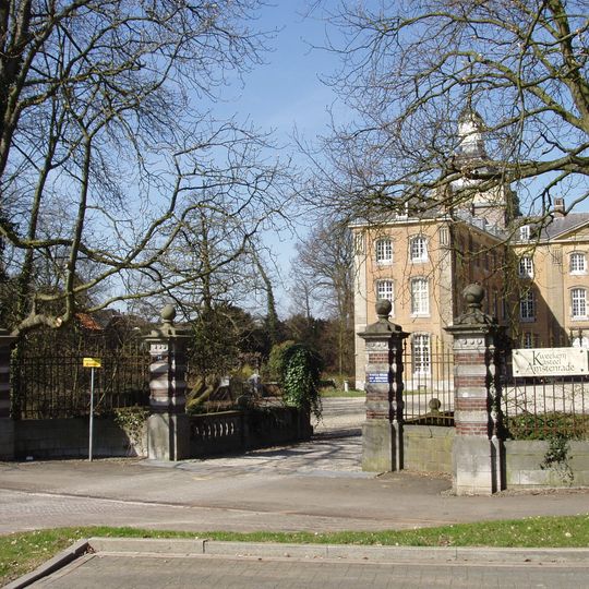 Amstenrade Castle: round arch bridge with pillars and balustrades