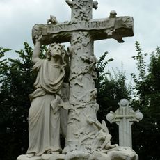 Sint-Vituskerk, begraafplaats: grafmonument met kruis en engel voor Ydema-Witteveen