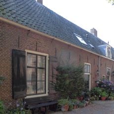 Laag huis onder rechte kroonlijst