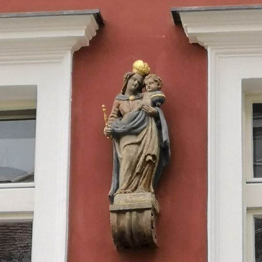 Soška Madony na domě 16 v ulici Jana Švermy v Kadani