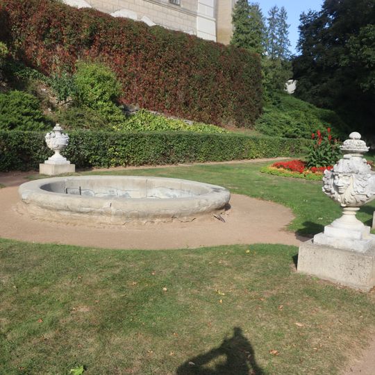 Dekorativní vázy u zámku Náměšť nad Oslavou