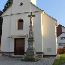 Kříž před kaplí svatého Martina v Kolšově