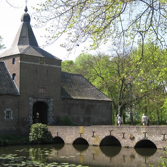Kasteel Arcen: access bridge and quay walls outer canal