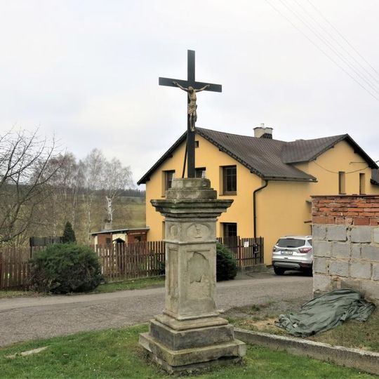 Kříž naproti domům čp. 100 a 88 v Arnolticích
