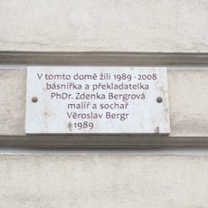 Pamětní deska Zdeny a Věroslava Bergrových na domě Marie Cibulkové 374/30 na Pankráci