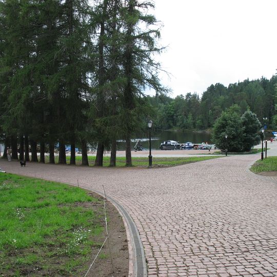 Односторонняя аллея лиственниц