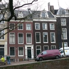 Pand met gevel onder rechte lijst