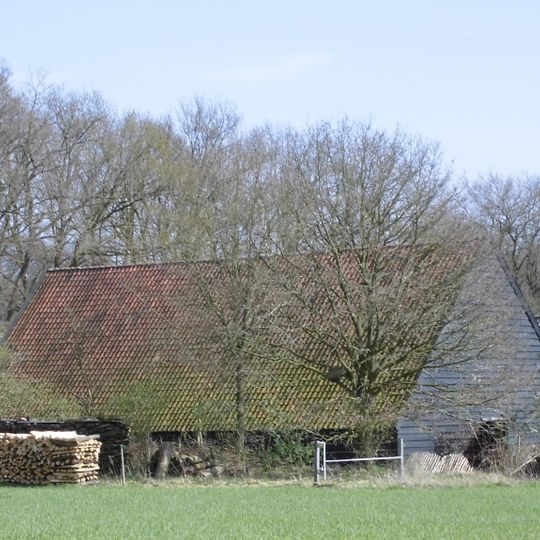 Met pannen gedekte houten tabaksschuur met beweegbaar ventilatie-systeem