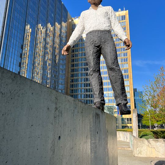 Balanceakt by Stephan Balkenhol