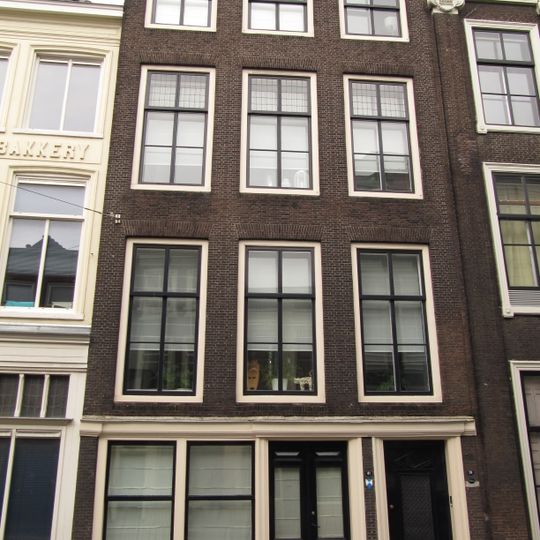 Pand met hoge lijstgevel met gave pui onder geprofileerde puibalk