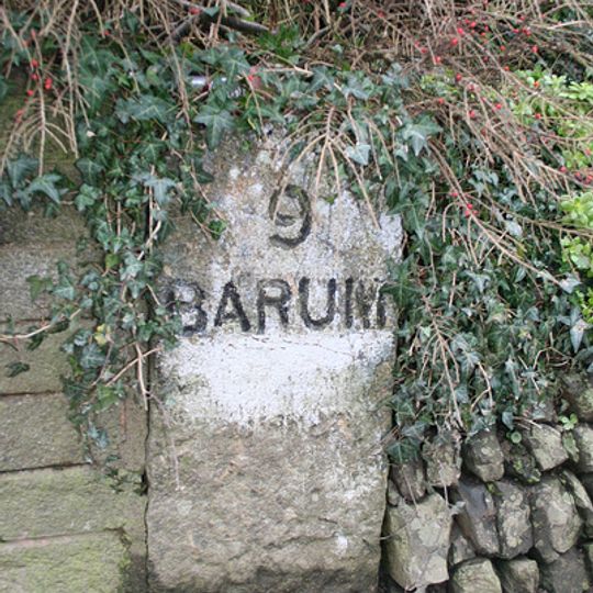 Milestone, High Street, by "Lyndhurst", 20m N of Pound Lane