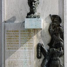 Pamiatky na A. Hlinku-r. k. fara, tabuľa pamätná s bustou