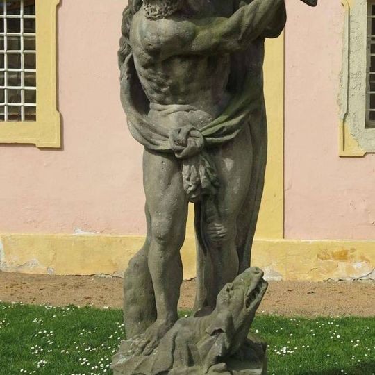 Socha Herkula s kyjem a saní u zámku v Krásném Dvoře