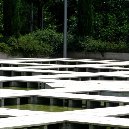 Estanque con surtidores CYII