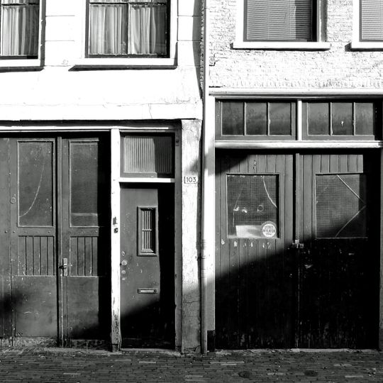 Pand met gepleisterde puntgevel