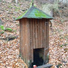 Kaplička vlevo od kaple východně od Šipína