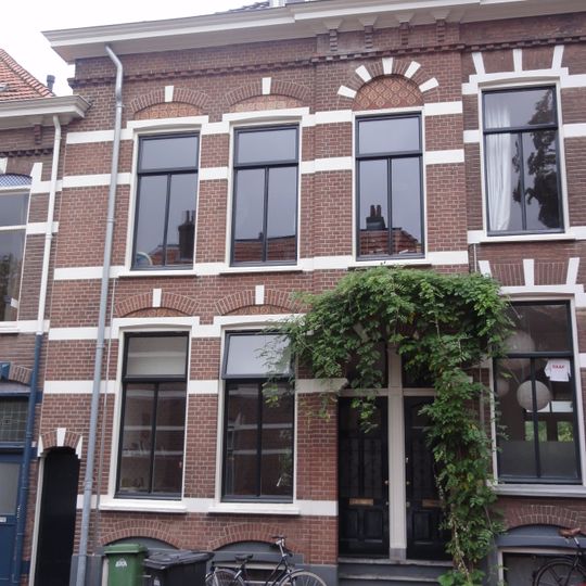 Rijtje van drie tweebeukige woonhuizen met elk een beneden- en een bovenwoning