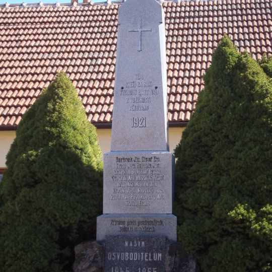 Památník obětem první světové války s pamětní deskou osvoboditelům 1945