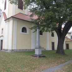 Kříž u kostela v Dnešicích