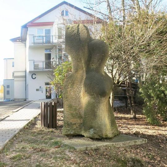 Kamenná plastika před budovou C nemocnice v Liberci