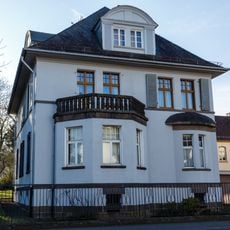 Villa mit Garten und Geflügelhäuschen