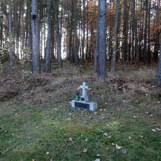 Pomník jihozápadně od Lomničky