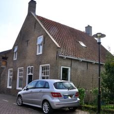 Huis onder zadeldak en met topgevel