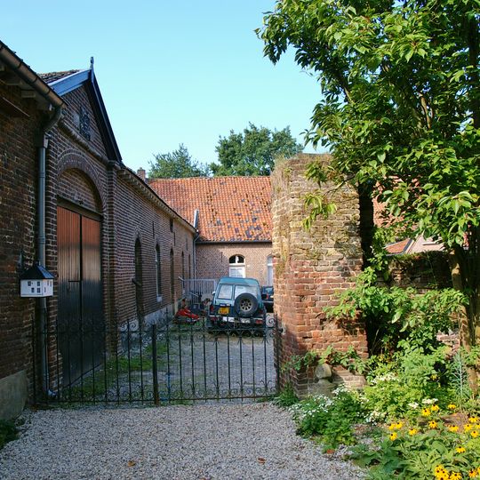 Huis Nederhoven: garden wall