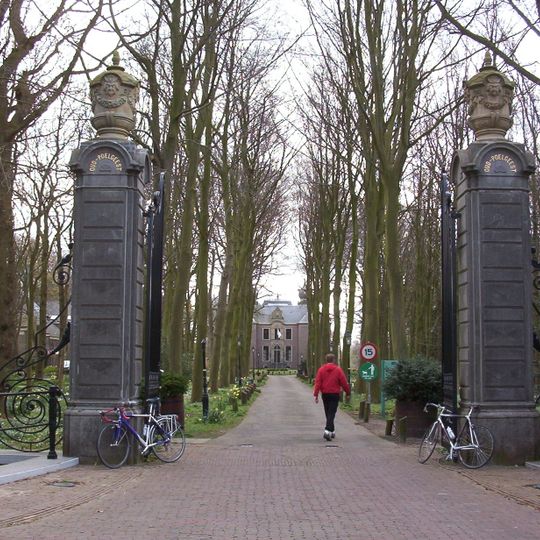 Oud-Poelgeest: brug met toegangshek