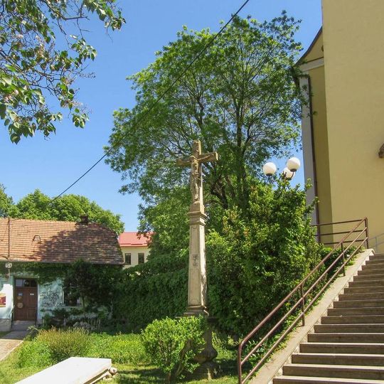 Kříž v Morkovicích před kostelem