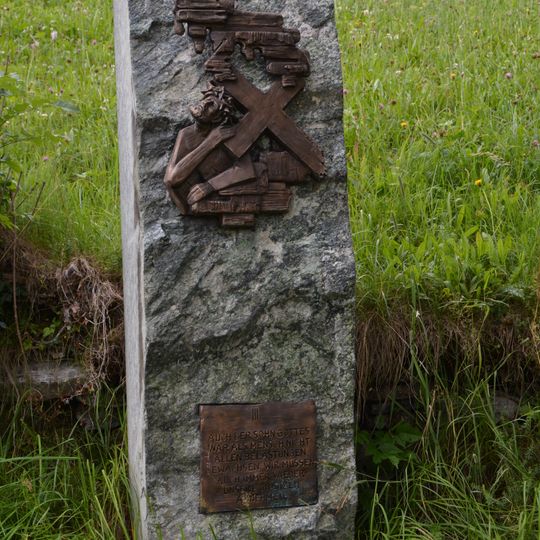 Kreuzweg Göriach Bildsäule, 3. Kreuzwegstation Jesus fällt das erste Mal unter dem Kreuz