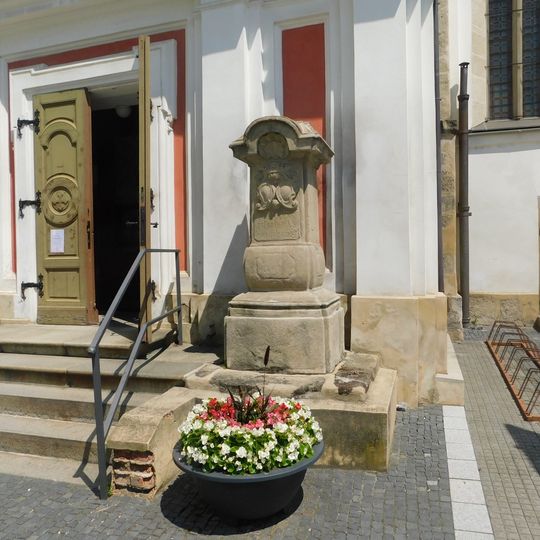 Socha svatého Jana Nepomuckého před kostelem Nanebevzetí Panny Marie v Mladé Boleslavi