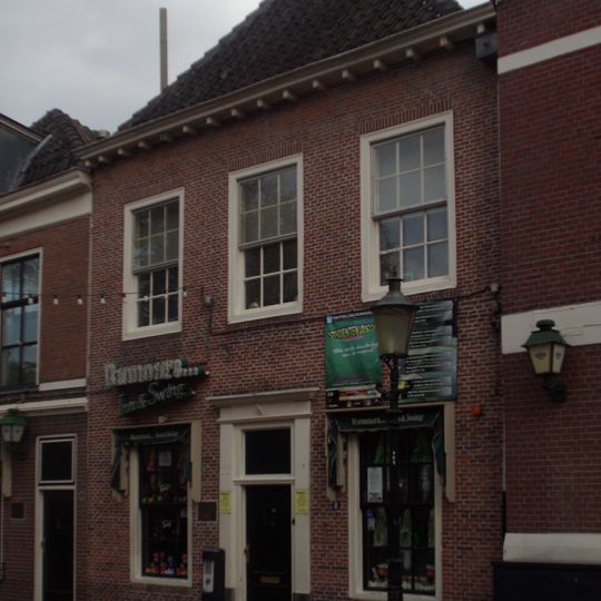 Woonhuis met rechte kroonlijst. Bakstenen gevel