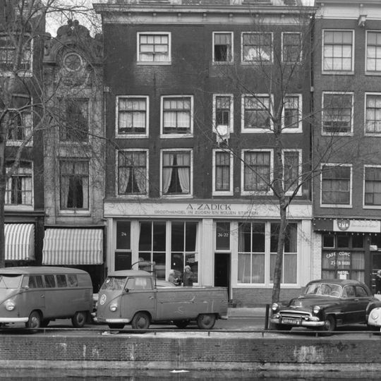 Pand met gevel met die van nr 24 verenigd onder een lijst en dak