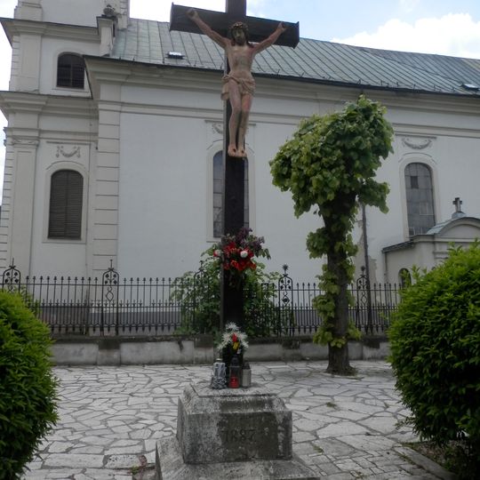 Kríž pri kostole, kríž s korpusom